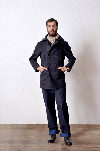 COAT 8万6400円、TROUSER 3万0240円、MUFFLER 2万3760円、BRACELET 6万6420円、BOOTS 8万7480円