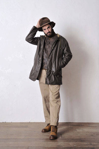 COAT 7万4520円、VEST 12万5280円、KNIT 2万5920円、TROUSER 2万9808円、HAT 3万6720円、BOOTS 8万7480円