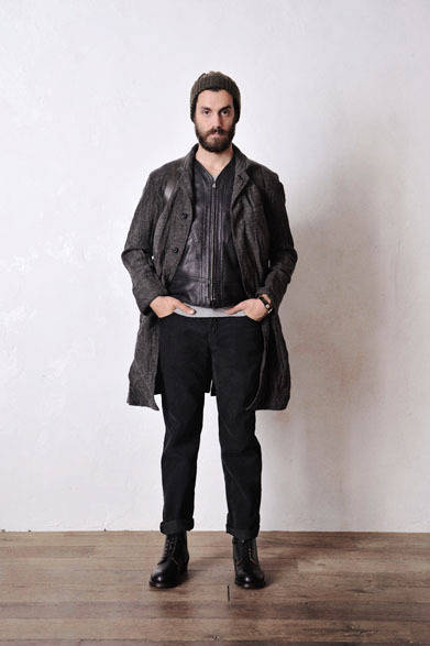 COAT 8万9640円、VEST 12万5280円、T-SHIRTS(3pack) 1万8360円、TROUSER 2万7000円、KNITCAP 1万3824円、BAG 9万5040円、BRACELET 6万6420円、BOOTS 8万7480円