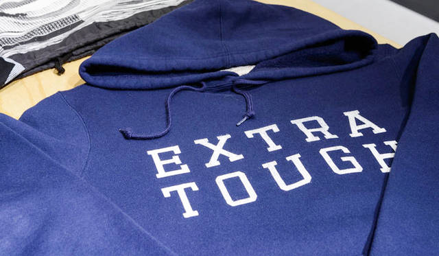 <strong>4階 「インターナショナルクリエーターズ」がリニューアルオープン</strong><br />パーカ1万8360円 [阪急メンズ限定]（NEIGHBORHOOD）