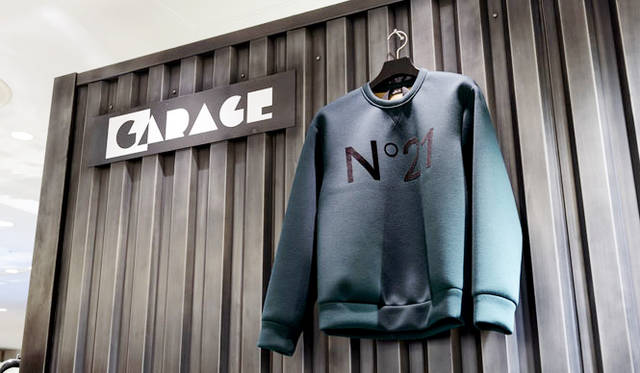 <strong>4階 「インターナショナルクリエーターズ」がリニューアルオープン</strong><br />「N°21（ヌメロ ヴェントゥーノ）」 トレーナー4万1040円（N°21）