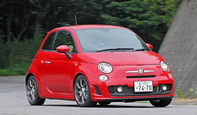 <strong>Abarth 500｜アバルト 500（5段MT）</strong><Br / >ハンドル裏にそなわるパドルシフト