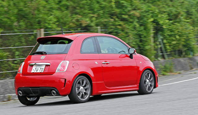 <strong>Abarth 500｜アバルト 500（5段MT）</strong><Br / >シフト選択はボタン式を採用。マニュアル変速モードにした場合は、ハンドル裏のパドルでシフトチェンジをおこなう