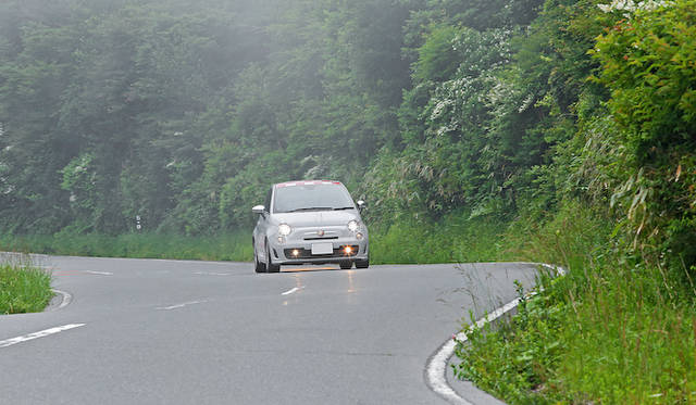 <strong>Abarth 500｜アバルト 500（5段MT）</strong><Br / >ダッシュボード上に“生えた”ターボ圧計。中央には現在のモードが表示される