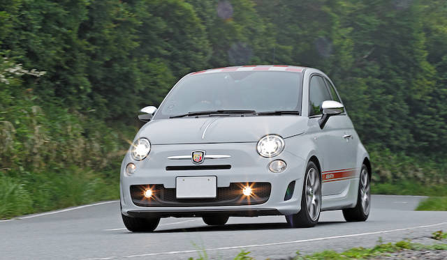 <strong>Abarth 500｜アバルト 500（5段MT）</strong><Br / >1,368cc直列4気筒ターボから、最高出力103kW（140ps）/5,500rpm、最大トルク180Nm（18.4kgm）/ 4,500rpmを発揮。最高出力はMT版より5psほど高く設定されている。また、最大トルクはSPORTスイッチ使用時に206Nm（21.0kgm）/3,000rpmを発生する