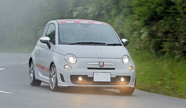 <strong>Abarth 500｜アバルト 500（5段MT）</strong><Br / >武田氏のアバルト500は、純正オプションのサイドストライプおよびルーフデカールで仕立て上げられている