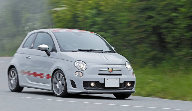 <strong>Abarth 500｜アバルト 500（5段MT）</strong><Br / >武田氏のアバルト500は、純正オプションのサイドストライプおよびルーフデカール、そしてかつてのアバルト黄金期である1960年代を意識した復刻ステッカーで仕立て上げられている