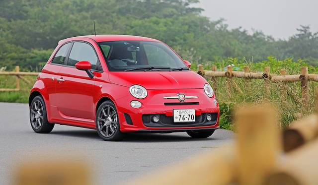 <strong>Abarth 500｜アバルト 500（5段MT）</strong><Br / >Abarthロゴ入りのフットペダル