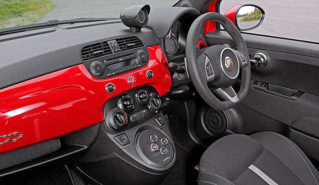 <strong>Abarth 500｜アバルト 500（5段MT）</strong><Br / >