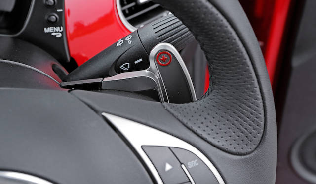 <strong>Abarth 500｜アバルト 500（5段MT）</strong><Br / >ハンドル裏にそなわるパドルシフト