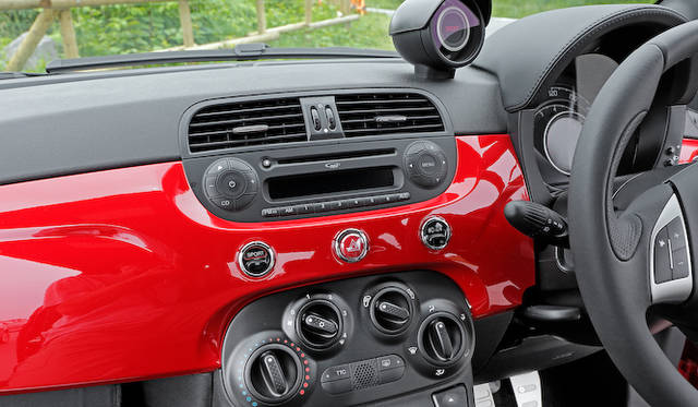 <strong>Abarth 500｜アバルト 500（5段MT）</strong><Br / >エアコンはマニュアル式