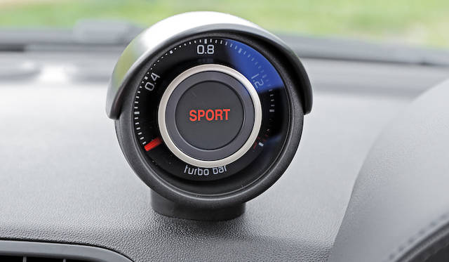 <strong>Abarth 500｜アバルト 500（5段MT）</strong><Br / >ダッシュボード上に“生えた”ターボ圧計。中央には現在のモードが表示される