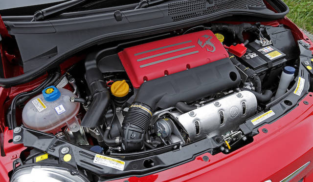 <strong>Abarth 500｜アバルト 500（5段MT）</strong><Br / >1,368cc直列4気筒ターボから、最高出力103kW（140ps）/5,500rpm、最大トルク180Nm（18.4kgm）/ 4,500rpmを発揮。最高出力はMT版より5psほど高く設定されている。また、最大トルクはSPORTスイッチ使用時に206Nm（21.0kgm）/3,000rpmを発生する