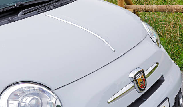 <strong>Abarth 500｜アバルト 500（5段MT）</strong><Br / >ボンネットモールはフィアット500用の純性ドレスアップパーツ