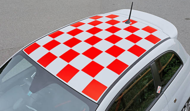 <strong>Abarth 500｜アバルト 500（5段MT）</strong><Br / >武田氏のアバルト500は、純正オプションのサイドストライプおよびルーフデカールで仕立て上げられている