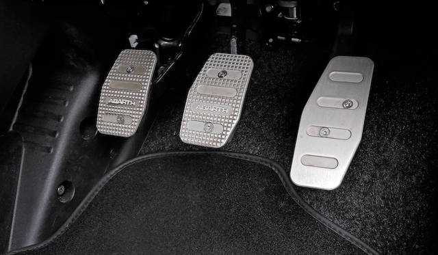 <strong>Abarth 500｜アバルト 500（5段MT）</strong><Br / >Abarthロゴ入りのフットペダル