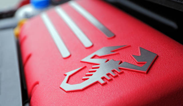 <strong>Abarth 500｜アバルト 500（5段MT）</strong><Br / >MT版は、最高出力がシーケンシャルよりも5ps低い99kW（135ps）/5,500rpmを発生。最大トルクはおなじ180Nm（18.4kgm）/ 4,500rpm（SPORTスイッチ使用時は206Nm（21.0kgm）/3,000rpm）を発揮