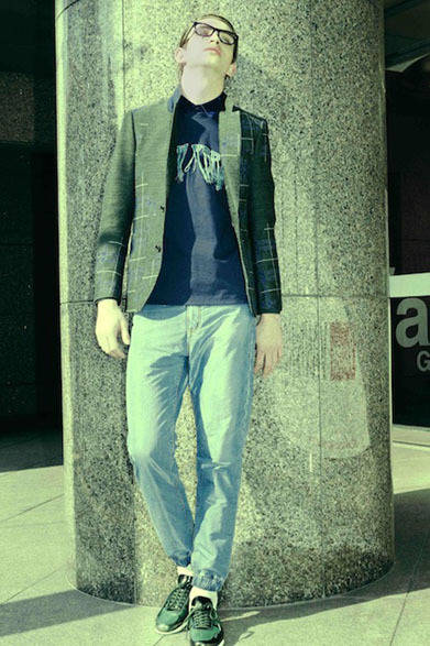 ジャケット8万2080円、カットソー1万6200円、シャツ2万7000円、パンツ3万9960円、スニーカー4万2120円