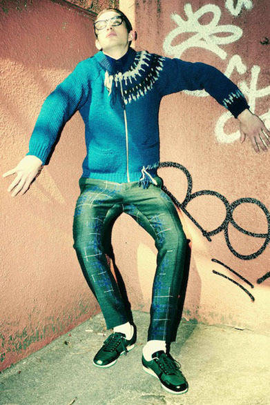 ZIPニット5万1840円、スラックス4万1040円、スニーカー4万2120円