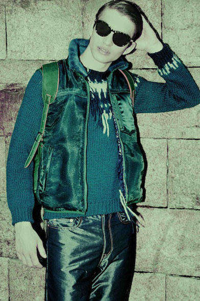 ベスト3万6720円、ニット3万8880円、パンツ4万2120円、バックパック6万6960円