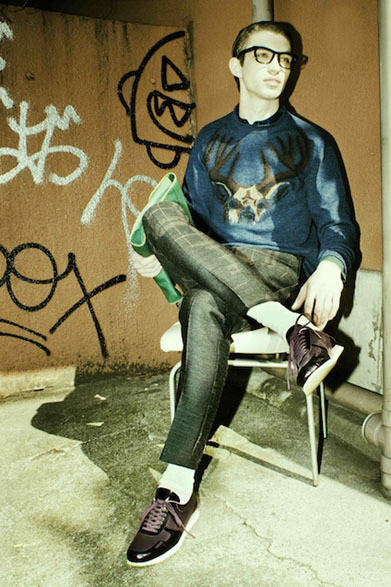 トナカイ柄ニット3万0240円、シャツ2万5920円、スラックス4万1040円、スニーカー4万2120円