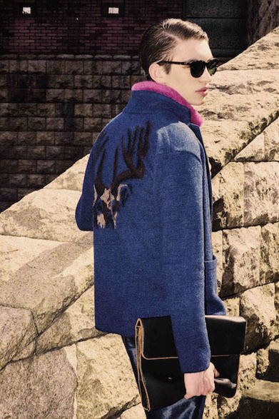 トナカイ柄カーディガン3万8880円、ベスト3万6720円、パンツ3万6720円、クラッチバッグ2万8080円