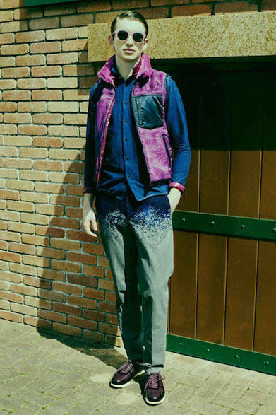 ベスト3万6720円、シャツ2万5920円、コーデュロイ切替パンツ3万0240円、スニーカー4万2120円