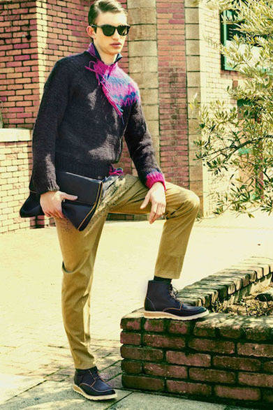 ニット3万8880円、シャツ2万5920円、コーデュロイ切替パンツ3万0240円、ブーツ6万2640円