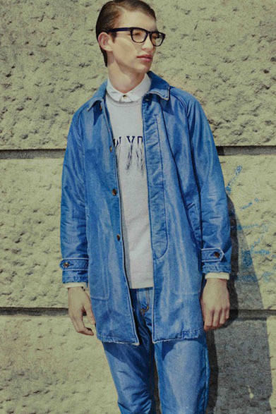 ステンカラーコート5万9400円、カットソー1万6200円、シャツ2万7000円、パンツ3万9960円