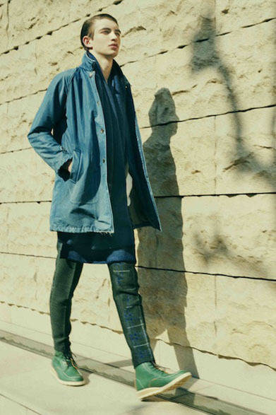 ステンカラーコート5万9400円、トナカイ柄ブランケット2万0520円、スラックス4万1040円、ブーツ6万2640円