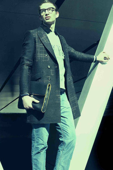 コート9万6120円、スウェット2万4840円、シャツ2万8080円、デニム3万0240円、クラッチバッグ2万8080円