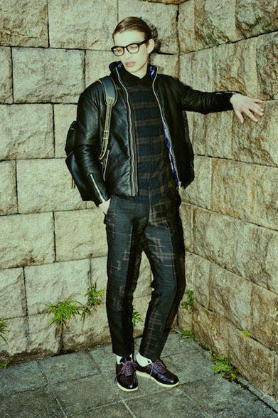 レザーブルゾン15万9840円、シャツ2万8080円、スラックス4万1040円、スニーカー4万2120円、バックパック6万6960円