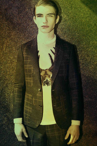 ジャケット8万2080円、トナカイ柄ニット3万0240円、シャツ2万7000円、スラックス4万1040円