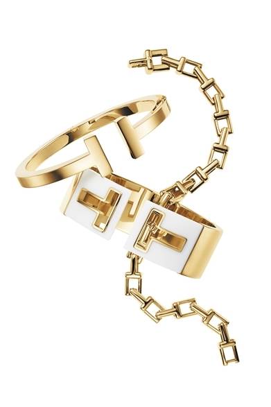 <strong>TIFFANY & Co｜新コレクション「ティファニー T」誕生</strong><br />（左より）スクエア ブレスレット（18KYG） 69万円、カットアウト カフ（18KYG、ホワイトセラミック） 117万円 ※10月発売予定、チェーン ブレスレット（18KYG） 75万円（すべて税抜）