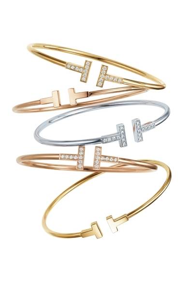 <strong>TIFFANY & Co｜新コレクション「ティファニー T」誕生</strong><br />（上より）ワイヤーブレスレット（18KYG、ダイヤモンド）　41万5000円、ワイヤー ブレスレット（18KRG） 20万5000円、ワイヤー ブレスレット（18KWG、ダイヤモンド） 41万5000円、ワイヤー ブレスレット（18KWG、ダイヤモンド） 41万5000円、ワイヤー ナロー ブレスレット（18KYG） 15万1000円（すべて税抜）