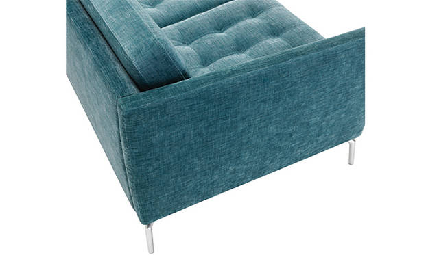 「Osakaソファ」。斜めにデザインされたバックシートは壁際でもリビングルームの中心でも場所を選ばず、どの角度からもソファを美しく見せてくれる