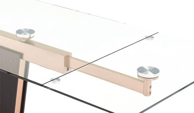 「Monzaダイニングテーブル」の伸長のメカニズムはイタリア製。190cmの横幅は伸長すると最大280cmまで広がる