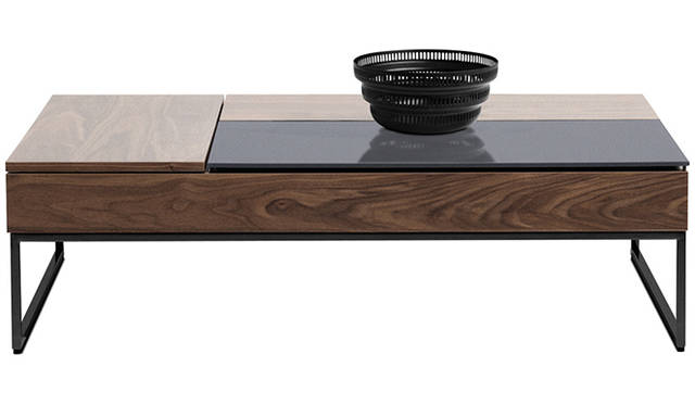 ベストセラー「Chiva コーヒーテーブル」12万2900円～。こちらの素材は、ウォールナット、チャコールグレーガラス、ブラッシュドスチールの3つ