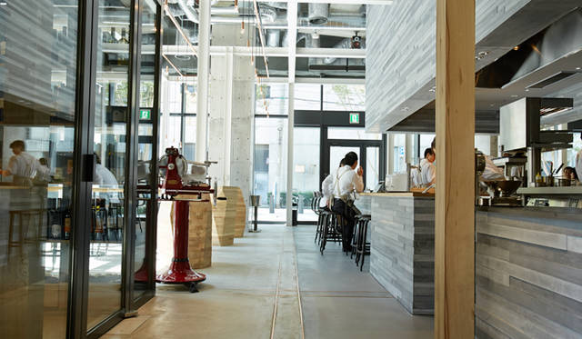 エピスリーの入り口を入ると、目の前には顔の見える生産者から届いた食材が並ぶエピスリーが。その横にカフェスペース（20席）が広がる