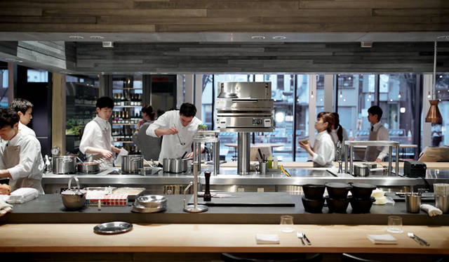 オープンキッチンのある店は数あれど、ここまで客席とキッチンの距離が近いのは希少である