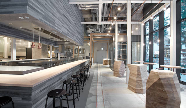 カフェからエピスリーを臨むと、空間のゆったり感がよくわかる