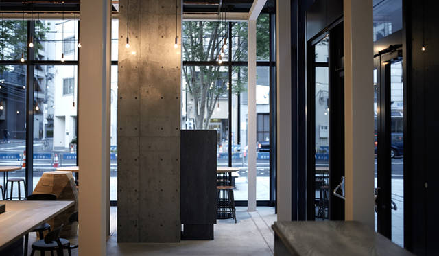 全面ガラス張りなので、中にいながらにして、外の空気を感じられる