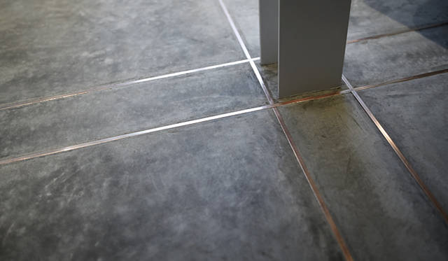 天井にも床にも、まるで空間にアクセントを刻むようにキャラメル色の銅が彩られている