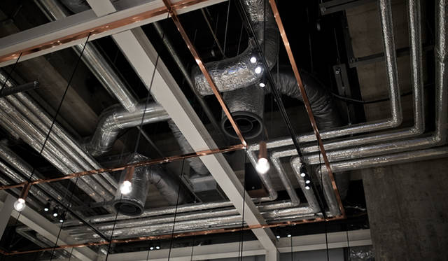 コンクリートむき出しの天井は工場のような趣。こんなところも、かしこまりすぎない「気軽さ」の演出に寄与している