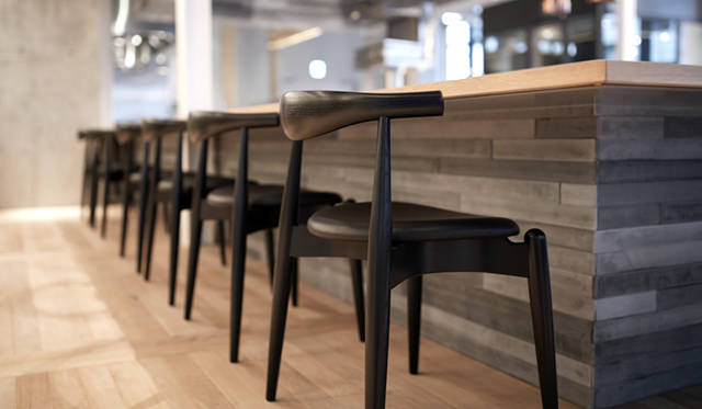 カフェ側のカウンター席より、床が高く設定されている。それに合わせて、椅子の脚も低めに設計されているというこだわりようだ
