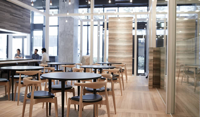 カフェの向かいに広がるビストロスペース（50席）