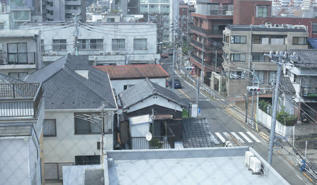 窓から臨む“東京の家”