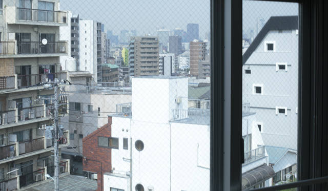 一般的にヨーロッパの国々では、法規制によって景観の統一性を損ねるような建築は認められないことが多い。法人はもとより個人の住宅においても、だ。そうした景観に慣れている外国人から見れば、東京の街はある意味カオスであろう