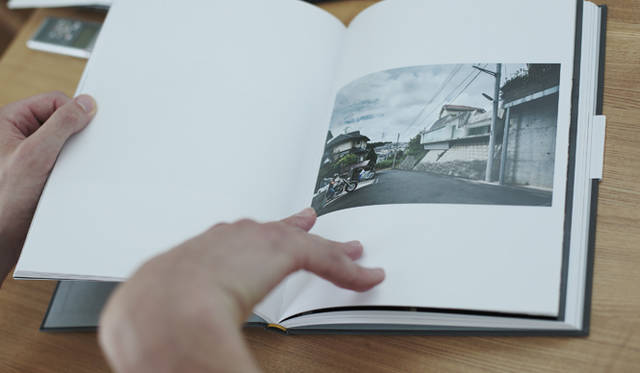 ステラ氏が捉えた“東京の家”の数々は、まず見るものに驚きを与える。一瞬をおいて静けさを感じさせ、その後風景の中から生活が漂ってくる