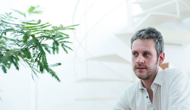 「捉えたかったことは3つあって、住宅、生活、周辺の雰囲気です。そしてそれらを通じて“東京感”を見せたいと思ったんです。自転車に乗ったサラリーマンや幼稚園に通う親子、駐車違反を取り締まる人などは、意図的に入れ込みました」（ステラ氏）